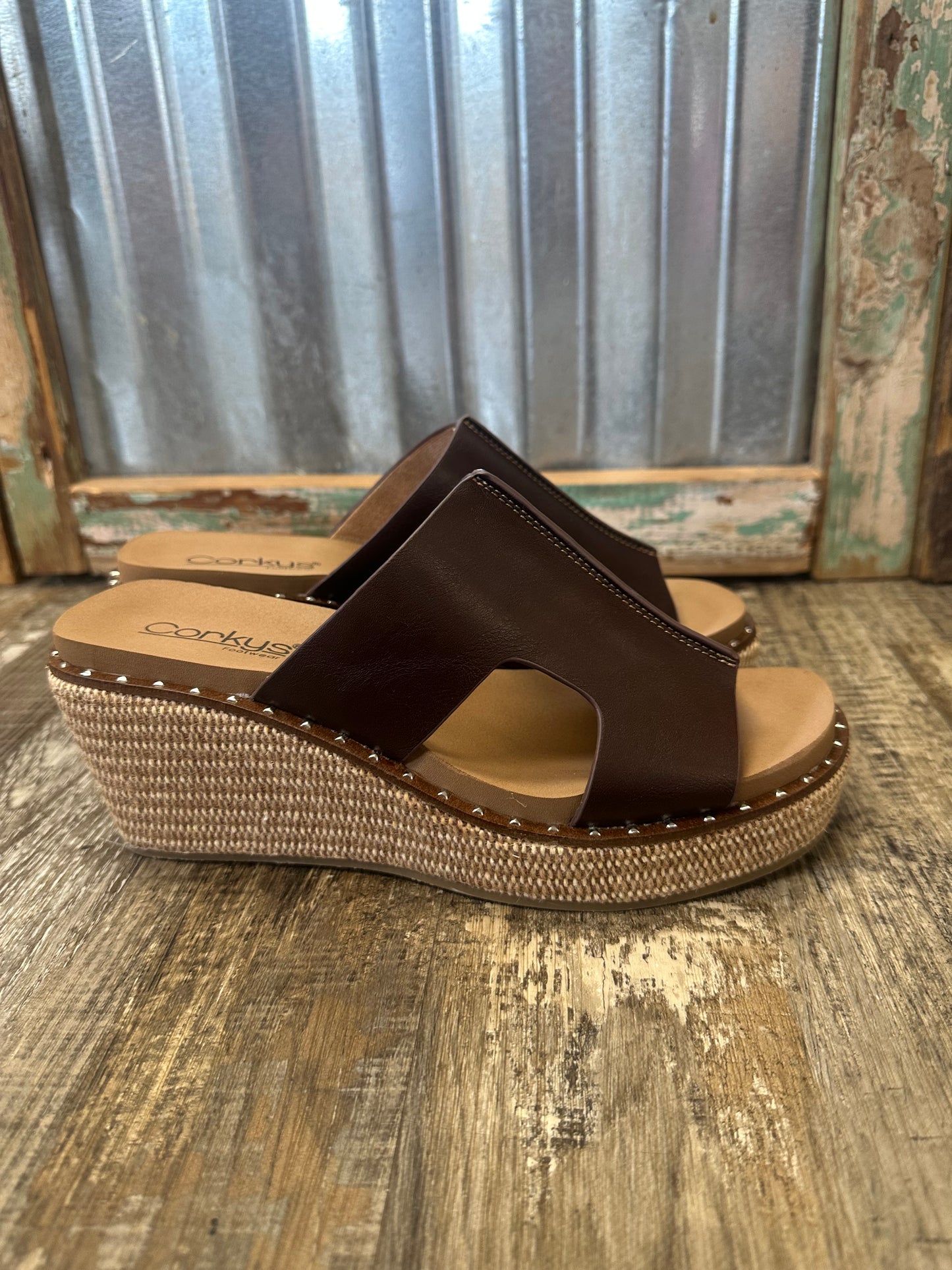 Kiss N Tell Wedge